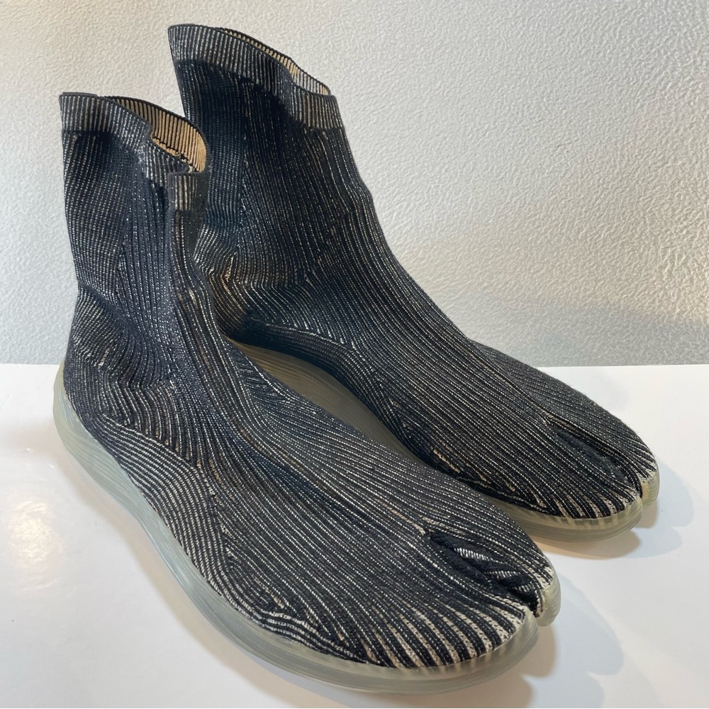 iLYSM Studio Inc. Unisex Tabi Footwear Size M10.5/W12